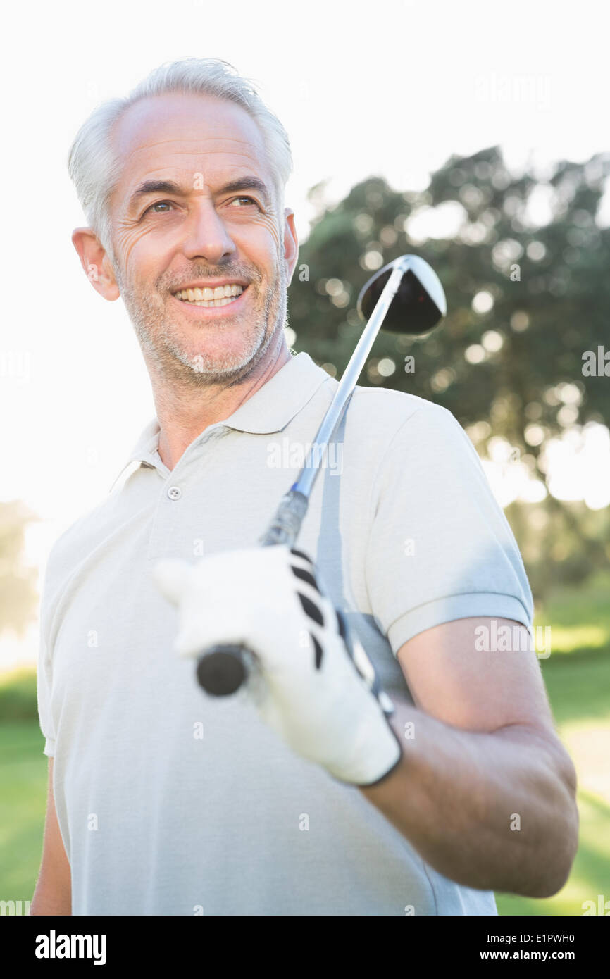 Sorridente golfista bello guardare lontano Foto Stock