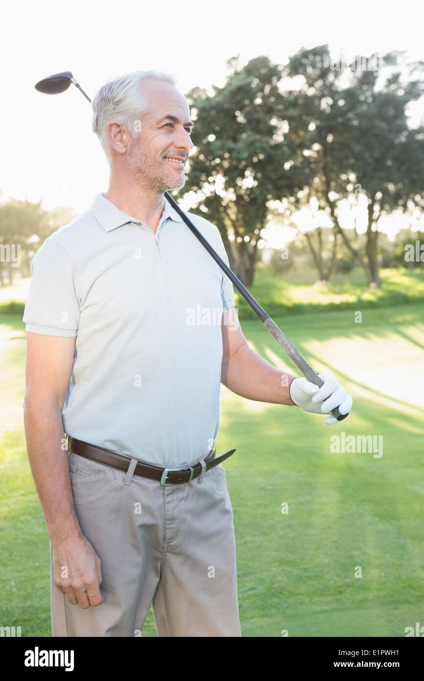 Sorridente golfista bello guardare lontano Foto Stock