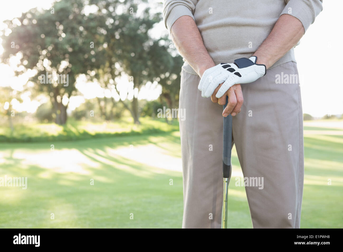 La sezione centrale del giocatore di golf in piedi con club Foto Stock