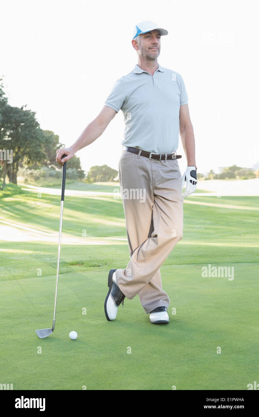 Bello il golfer in piedi con club Foto Stock