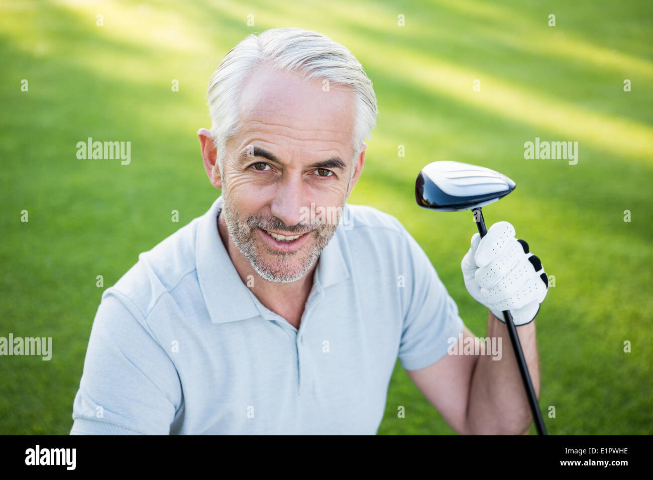 Bello il golfer sorridente fino alla fotocamera Foto Stock