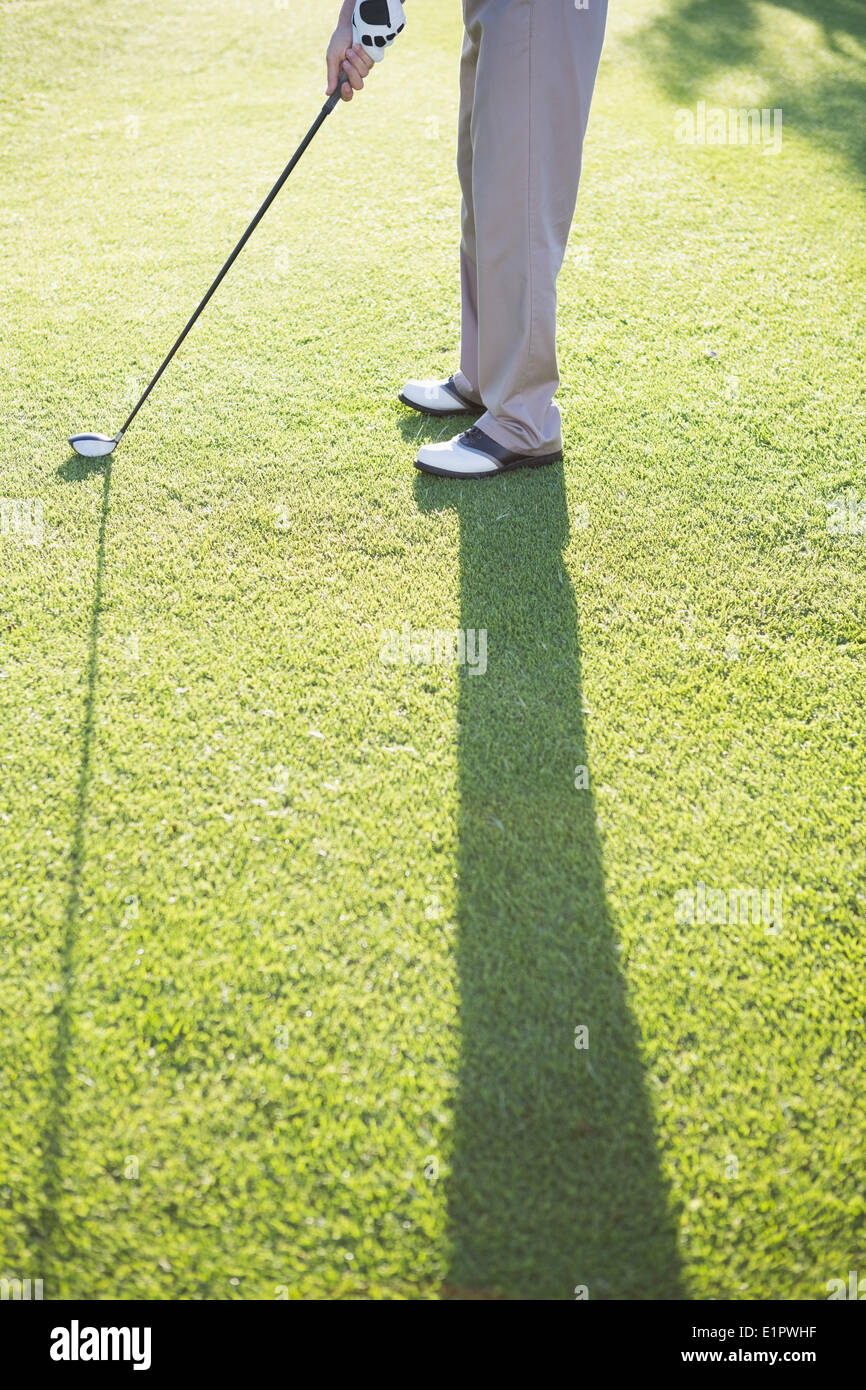 Il Golfer in piedi sul putting green Foto Stock