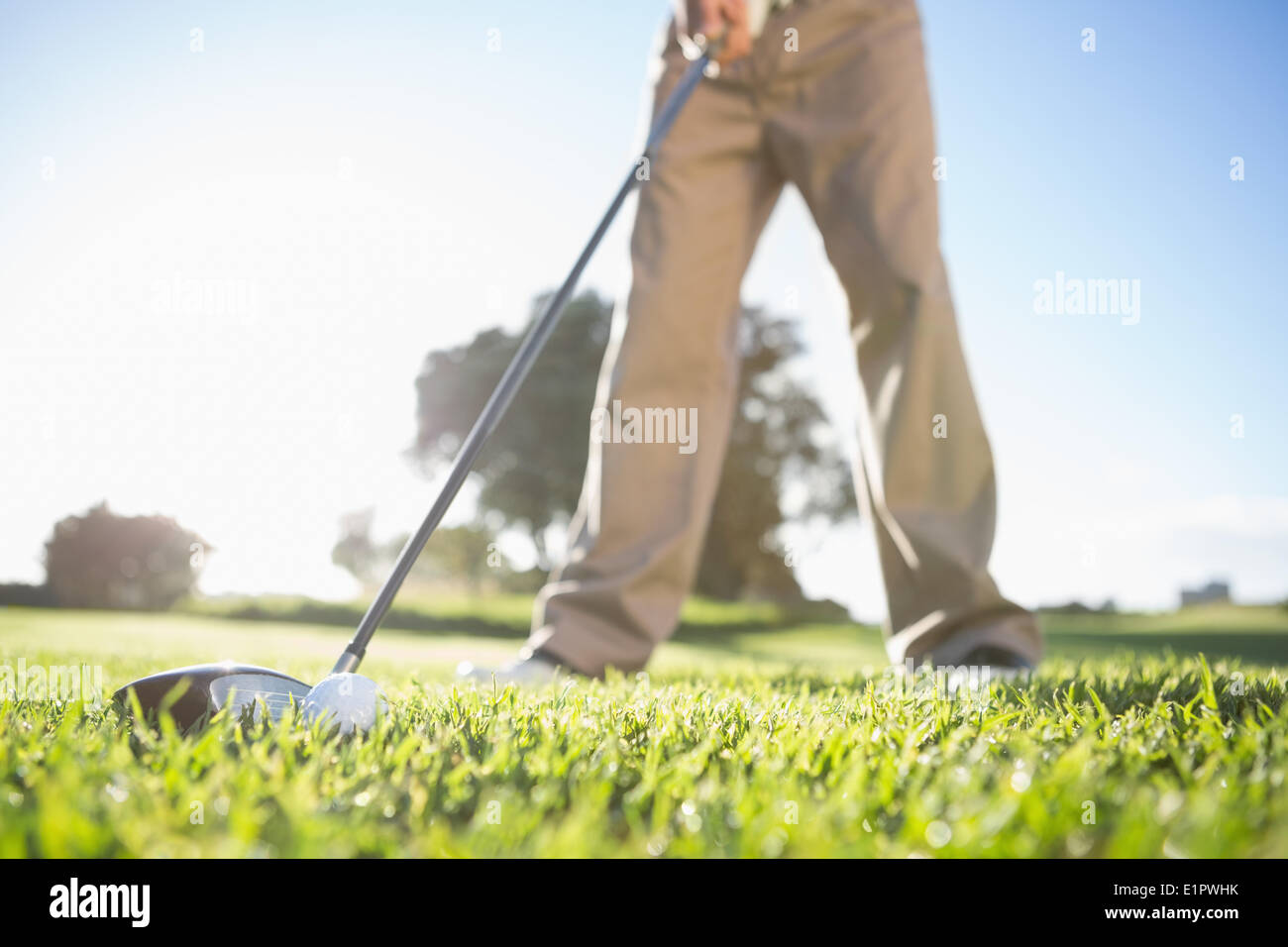 Il Golfer circa per colpire la pallina da golf Foto Stock