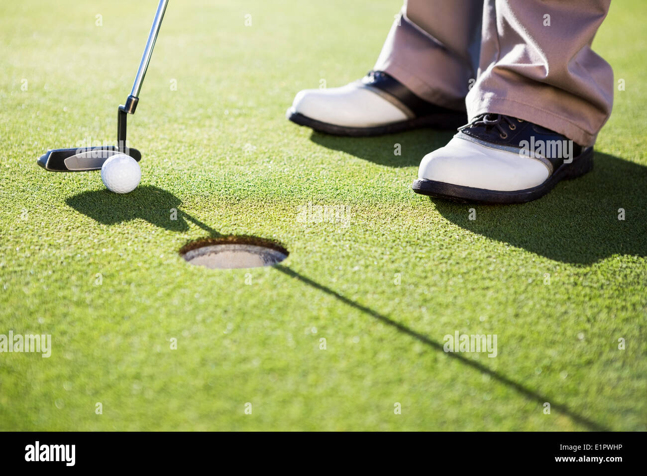 Il Golfer mettendo la sfera sul verde Foto Stock
