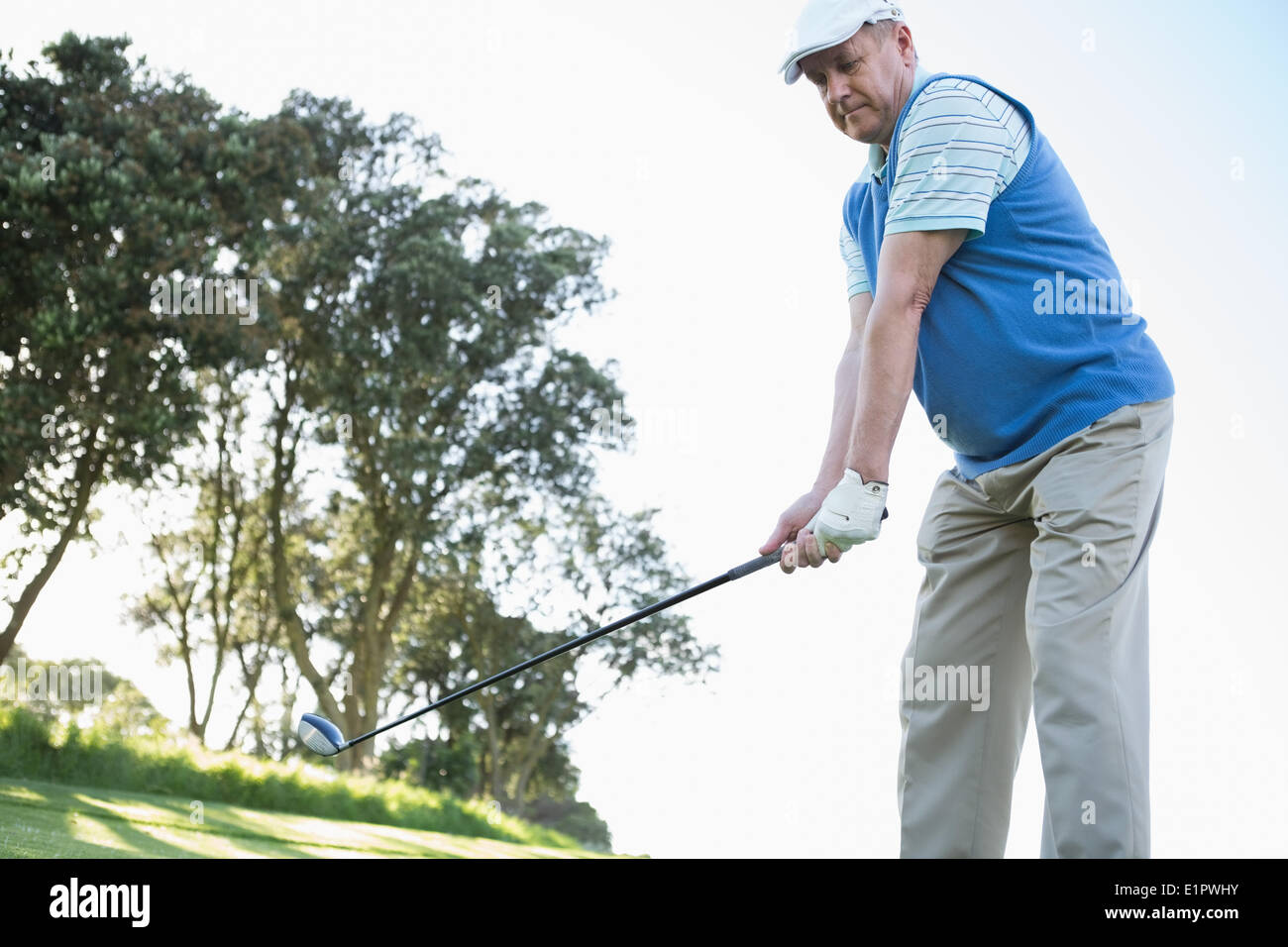 Il Golfer tenendo la sua golf club Foto Stock