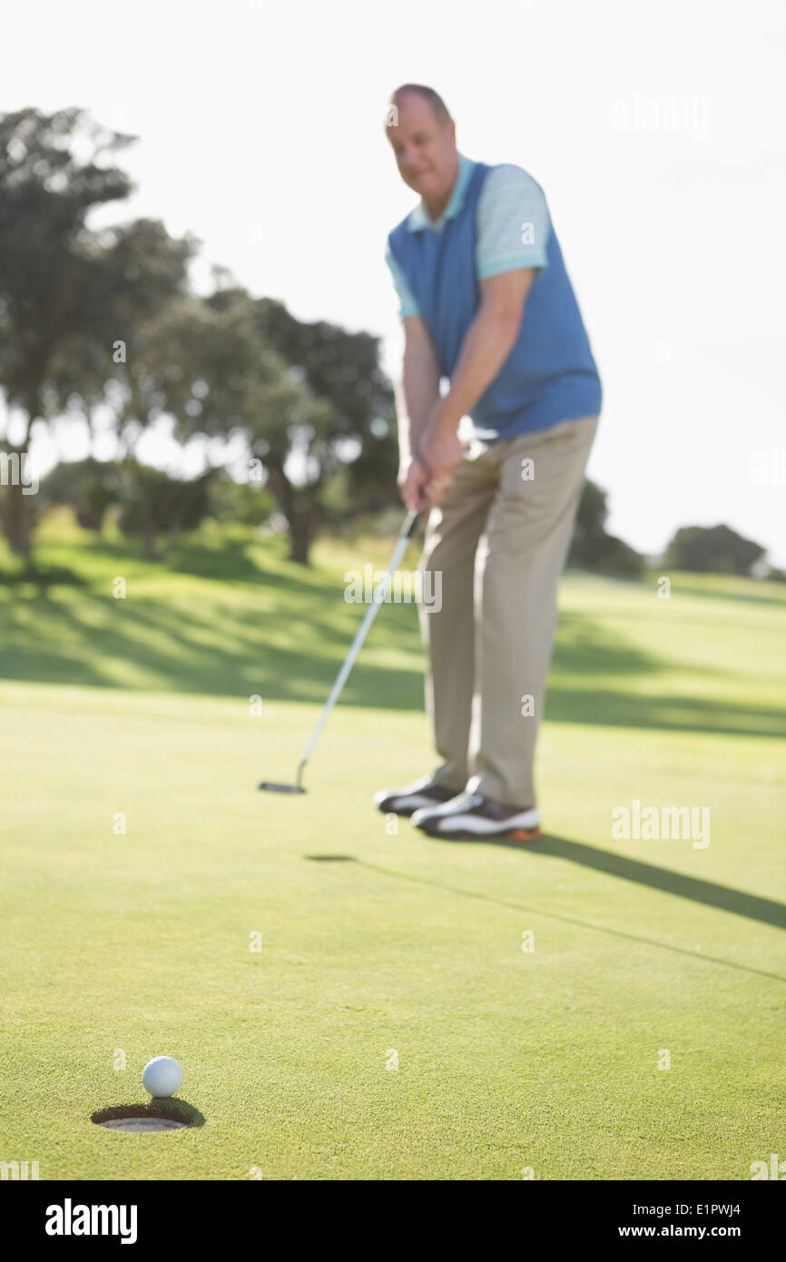 Il Golfer mettendo la sfera sul verde Foto Stock