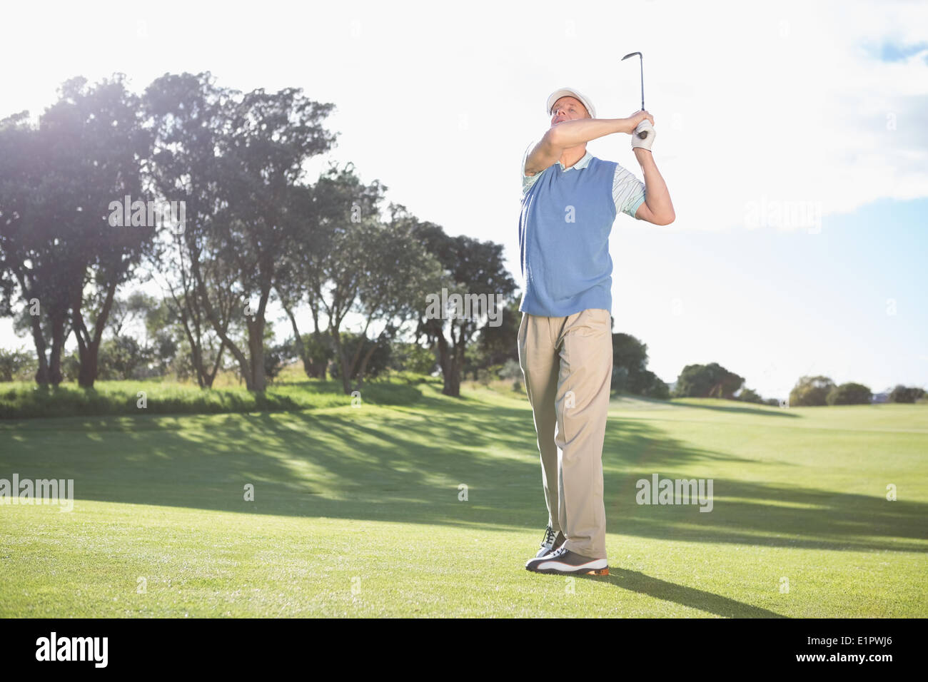 Il Golfer swinging sull'erba Foto Stock