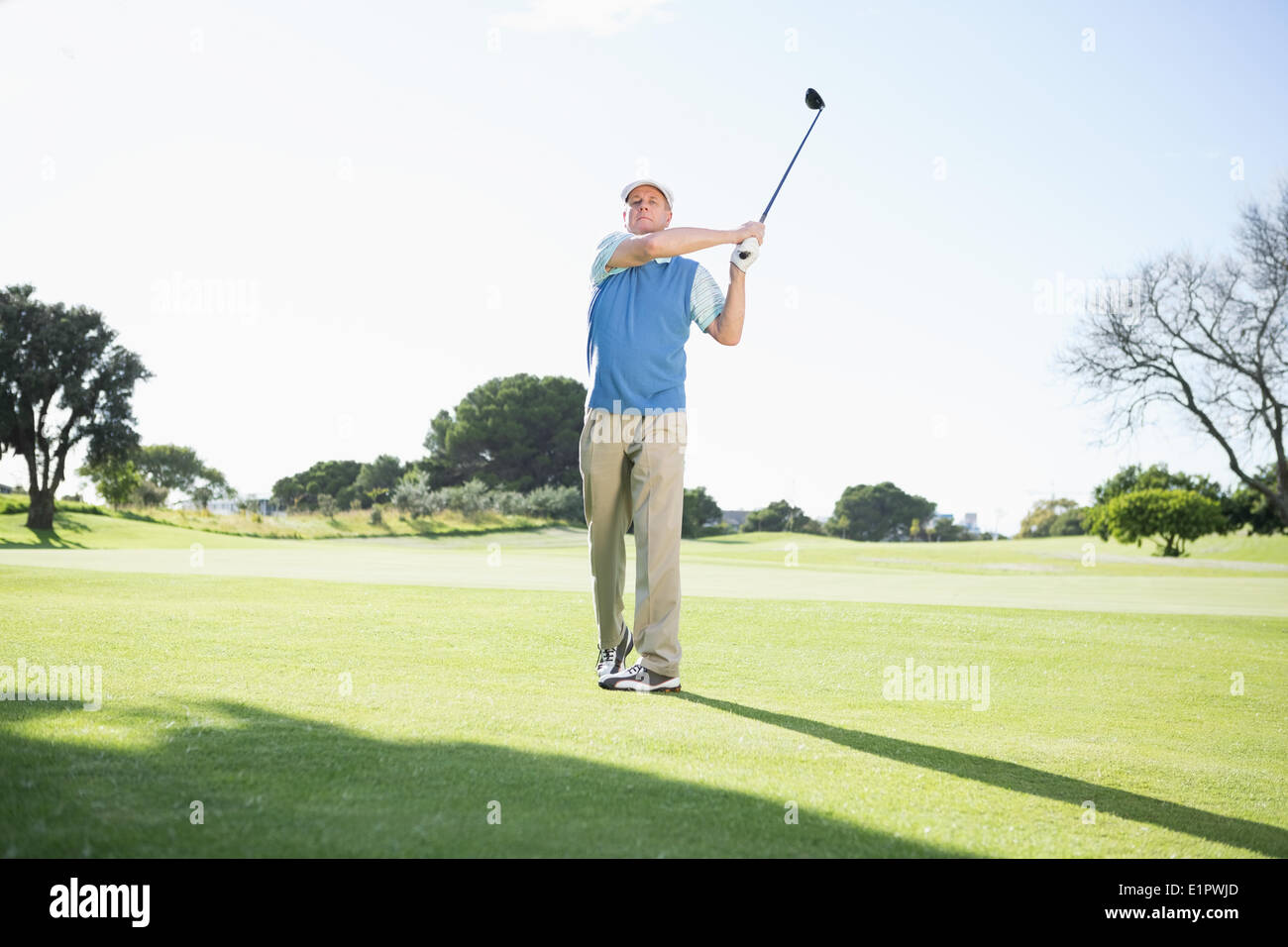 Concentrando il golfer prendendo un colpo Foto Stock