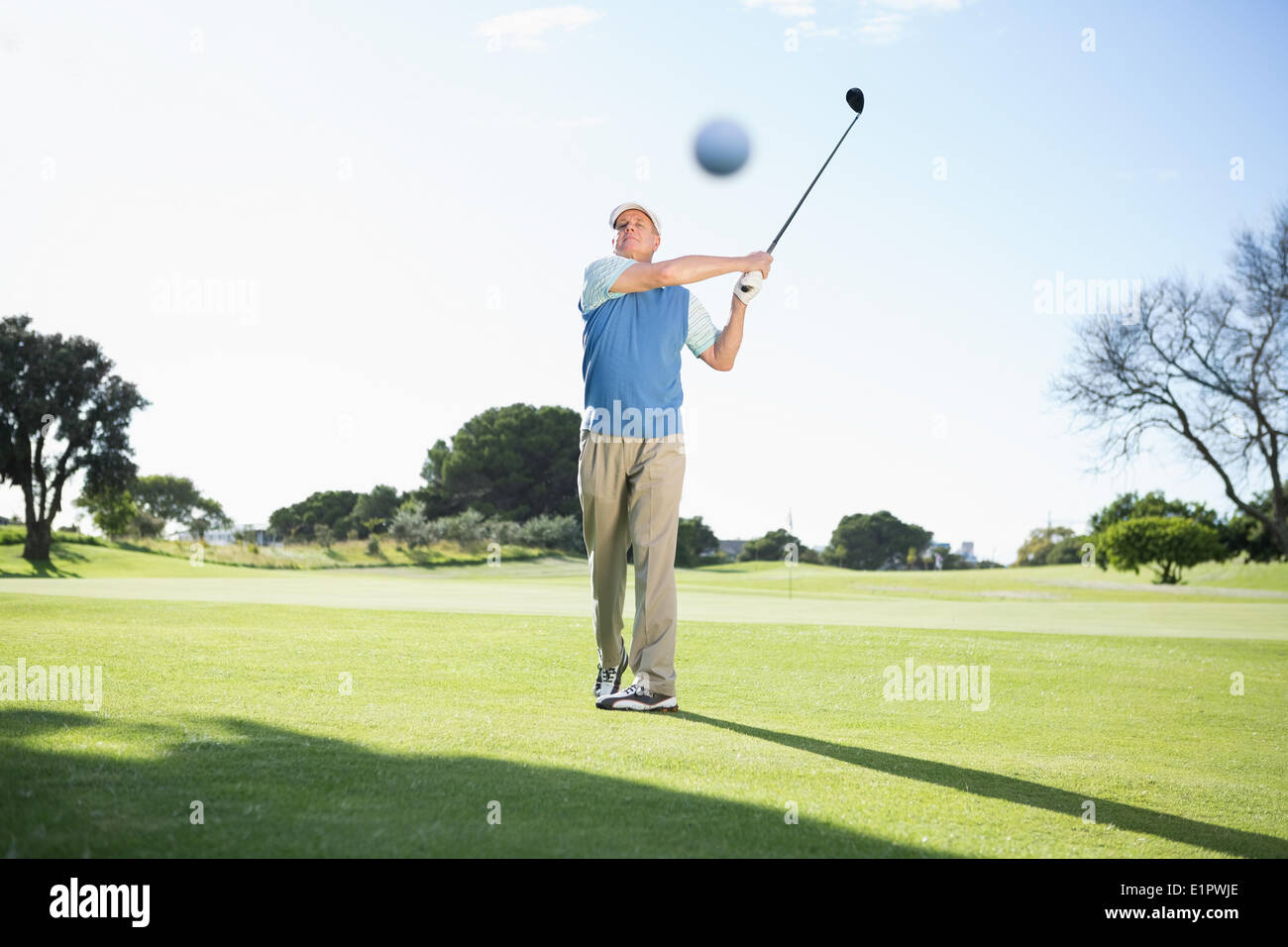 Concentrando il golfer prendendo un colpo Foto Stock