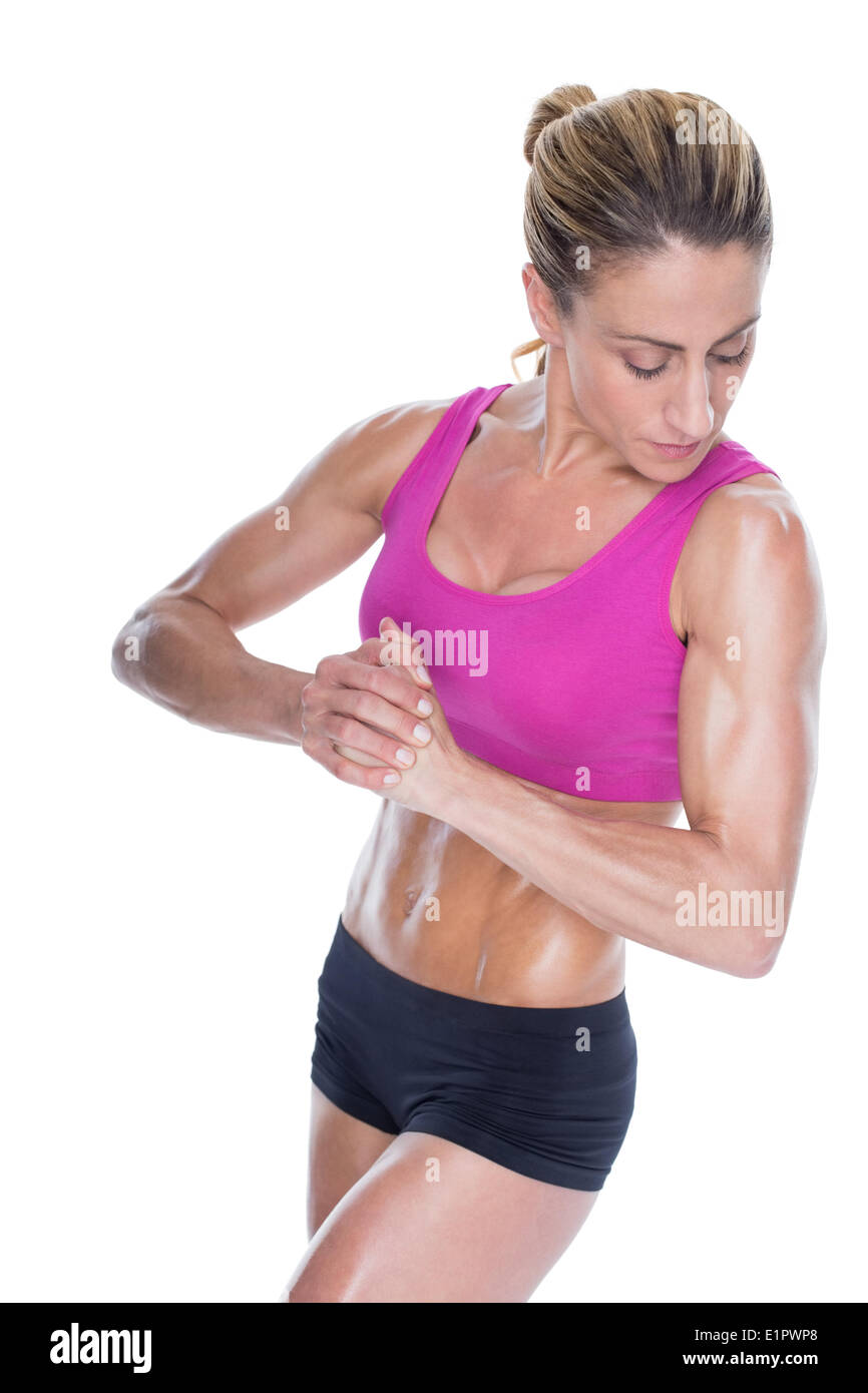 Bodybuilder femminile flessione con le mani insieme Foto Stock