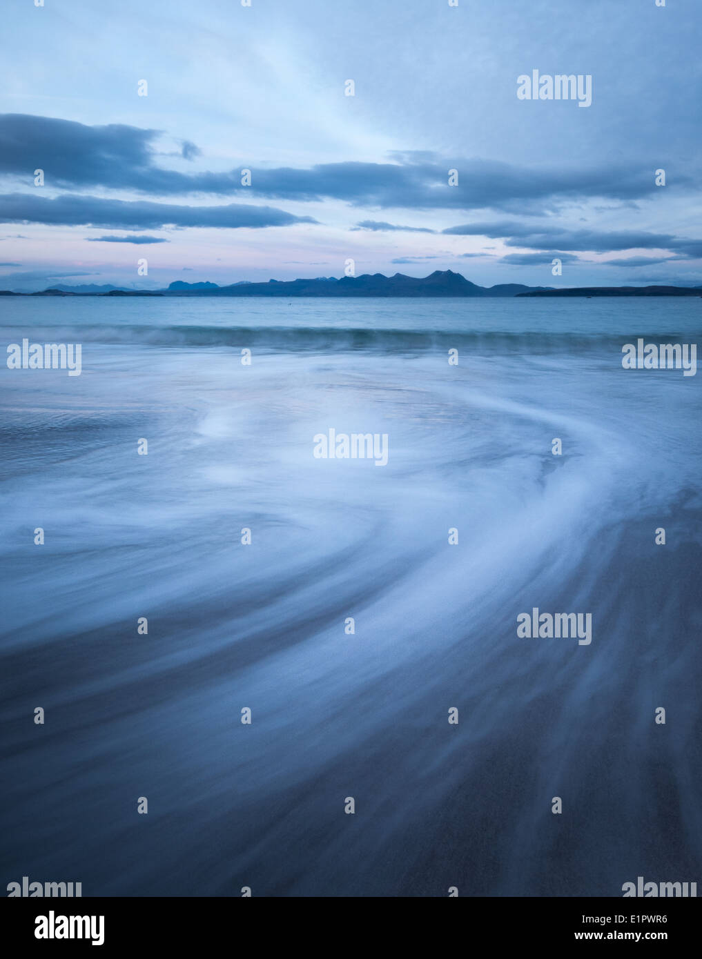 Receding marea a Mellon Udrigle beach, con montagne di Assynt e Coigach in background, Wester Ross, Scozia Foto Stock