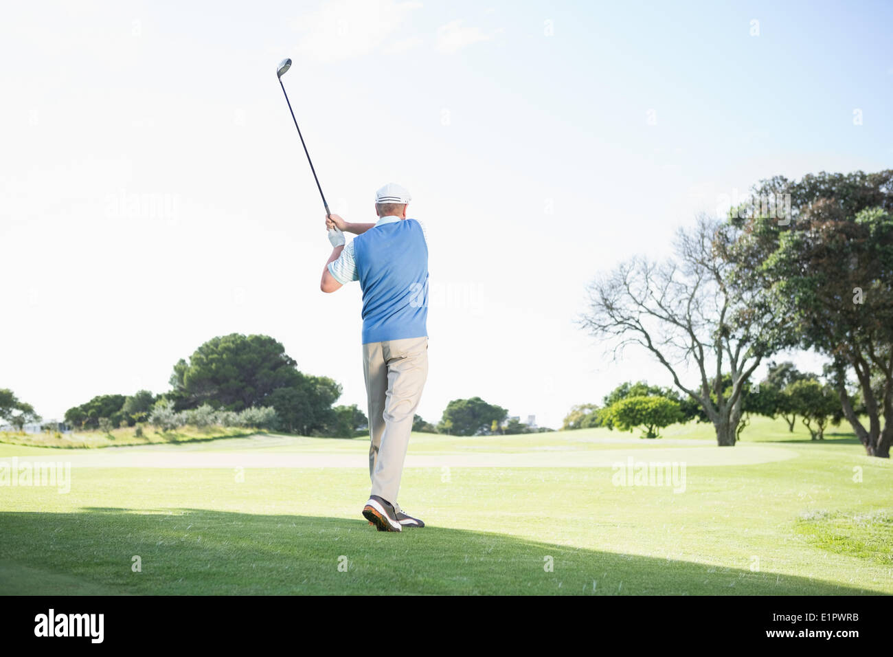 Concentrando il golfer prendendo un colpo Foto Stock
