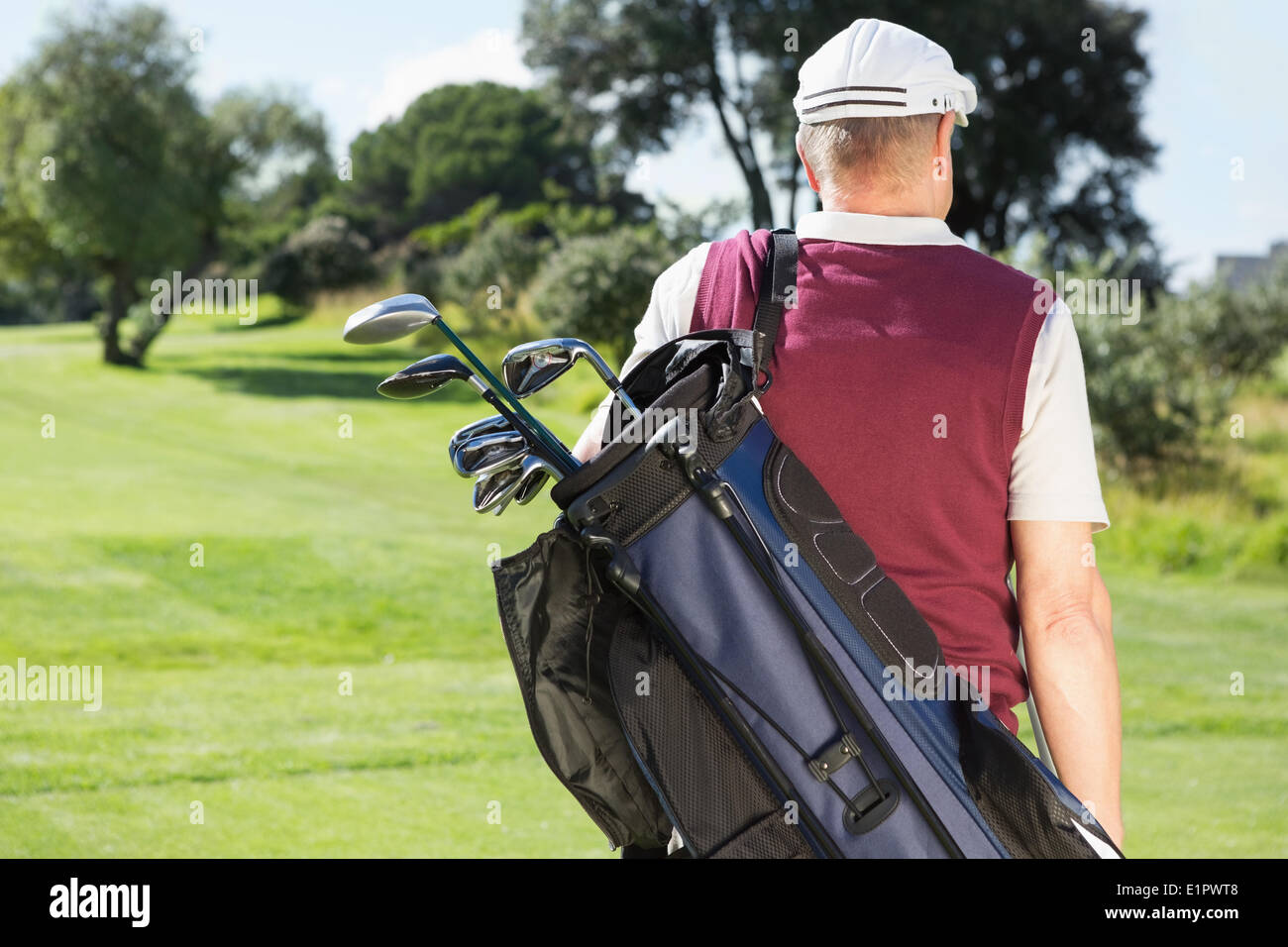 Il Golfer portando la sua borsa da golf Foto Stock