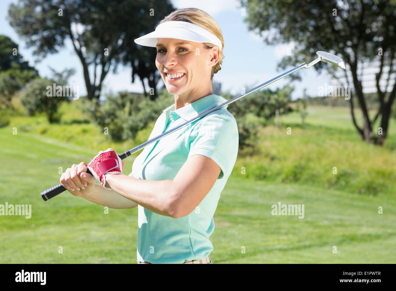 Giocatore di golf femminile sorridente in telecamera Foto Stock