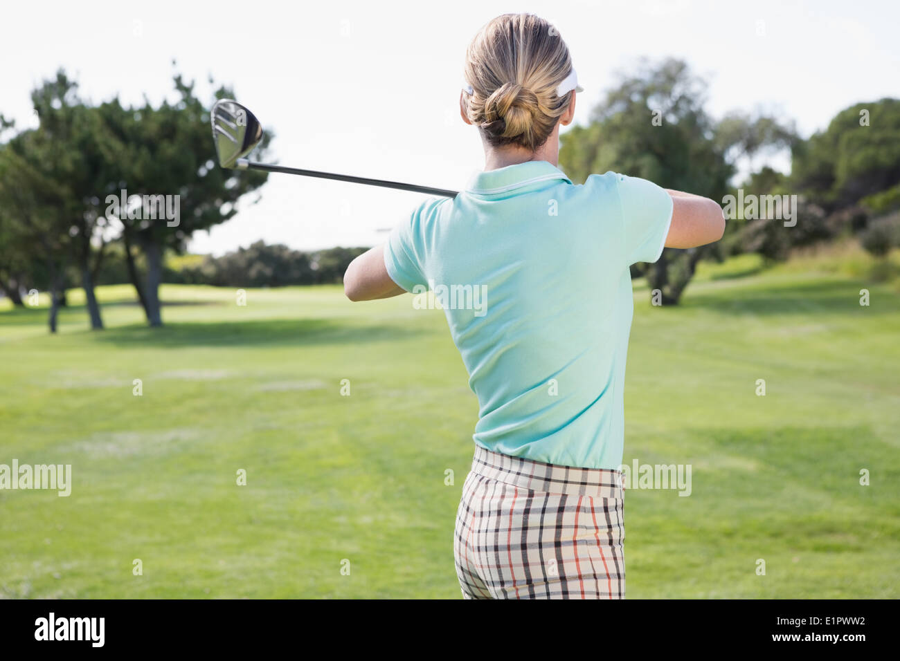 Giocatore di golf femminile in un colpo Foto Stock