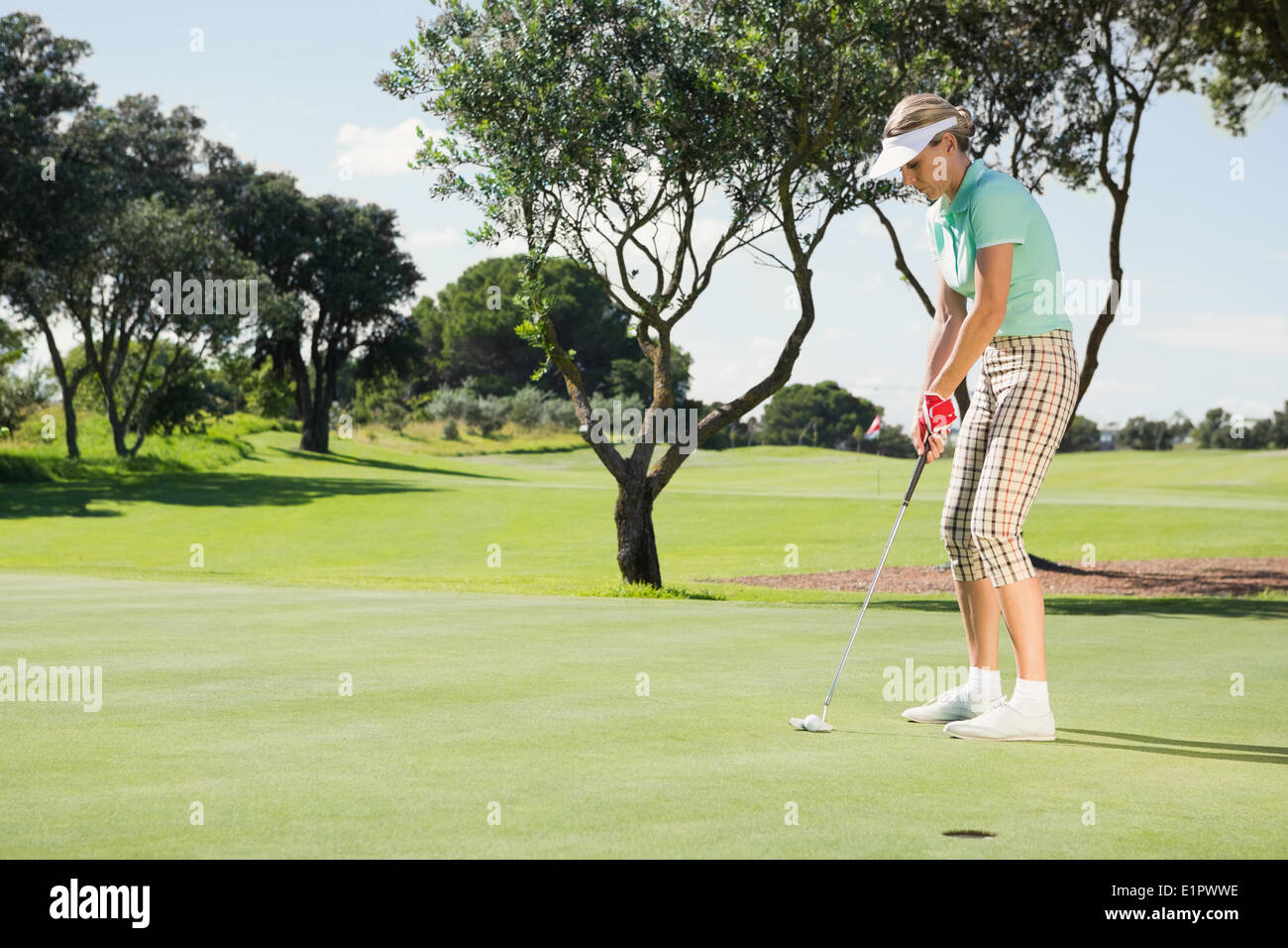 Giocatore di golf femminile mettendo la sua sfera Foto Stock
