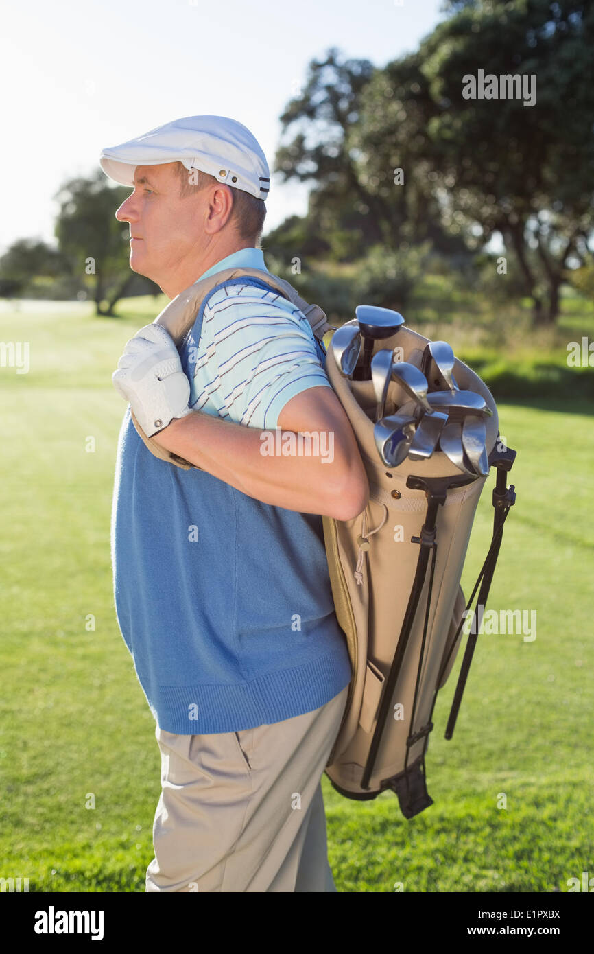 Il Golfer in piedi tenendo la sua borsa da golf Foto Stock