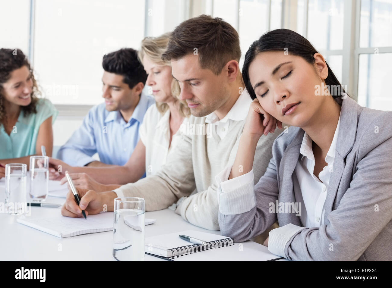 Casual imprenditrice di addormentarsi durante la riunione Foto Stock