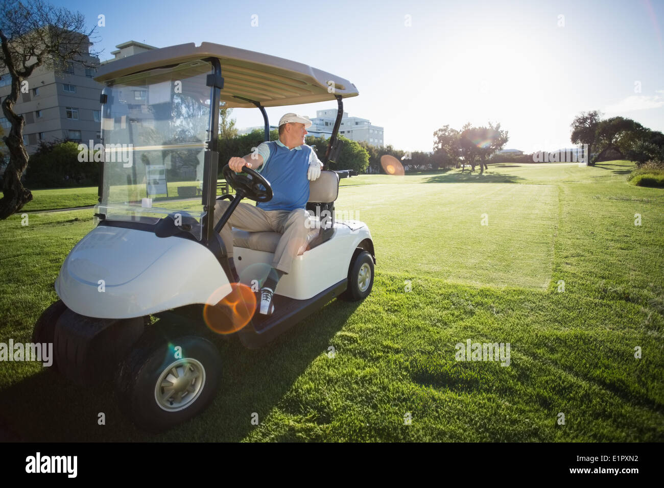 Il Golfer invertendo la sua vetturetta da golf Foto Stock