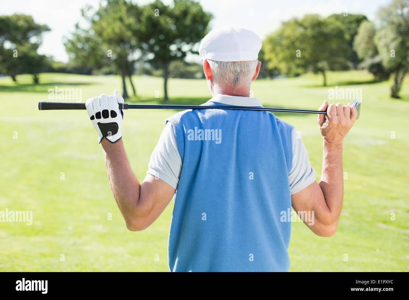 Il Golfer tenendo il suo club dietro la testa Foto Stock