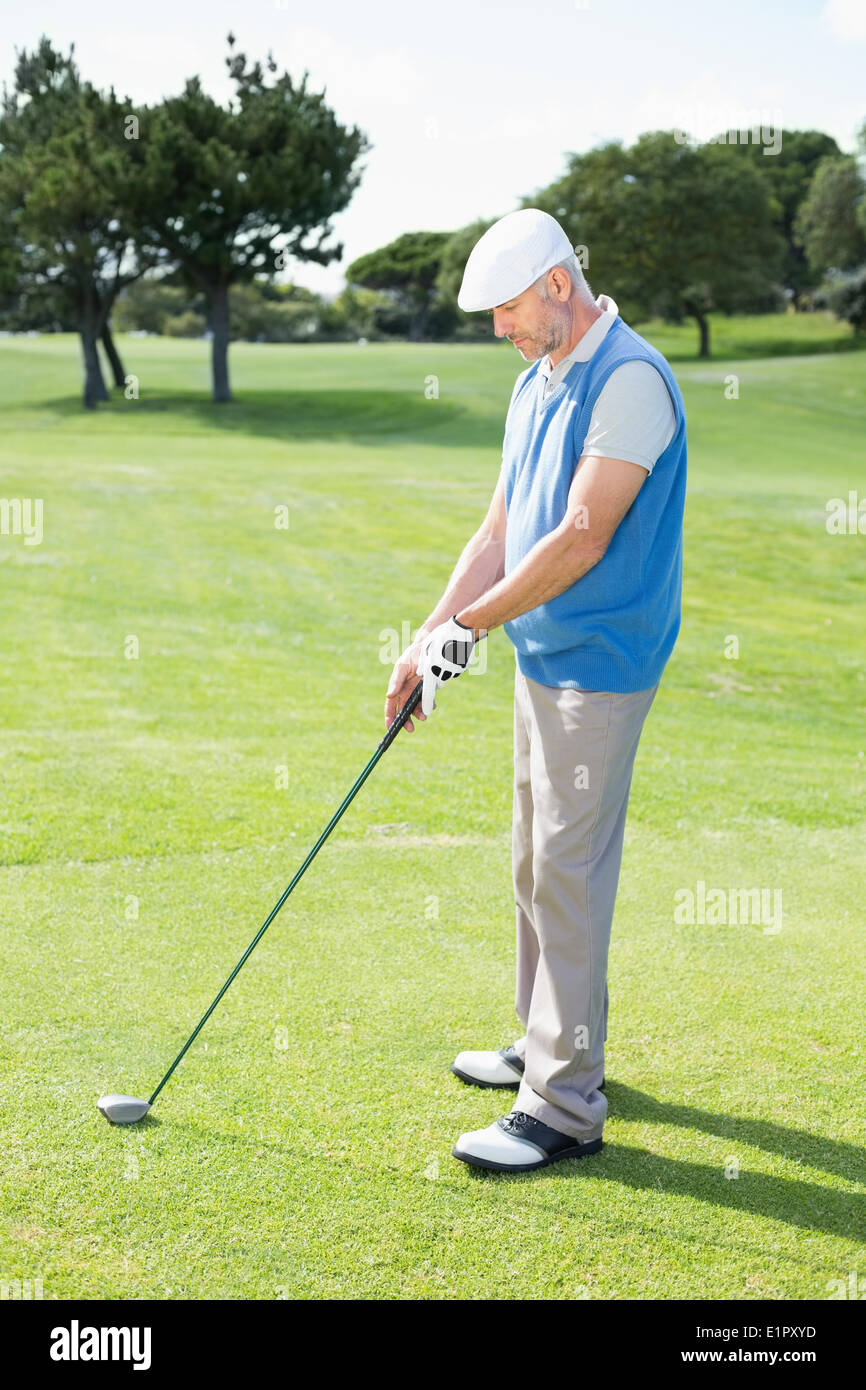 Concentrando il golfer allineando il suo tiro Foto Stock