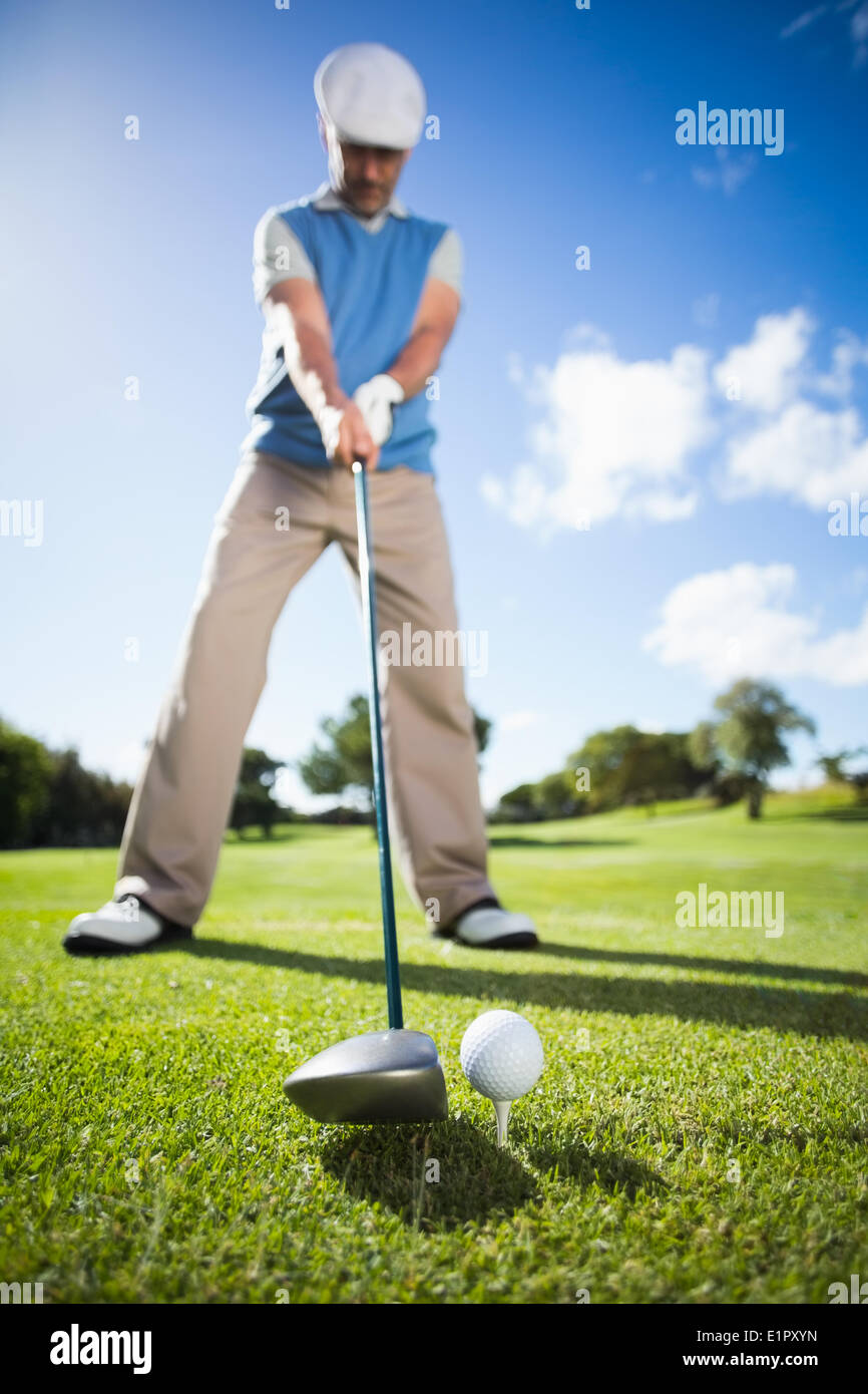 Il Golfer circa al tee off Foto Stock