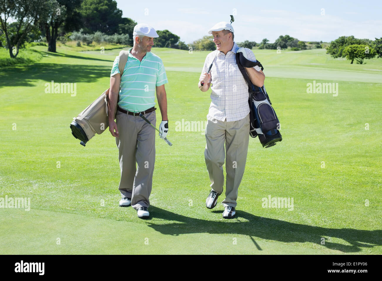 Il Golfer amici passeggiate a piedi e in chat Foto Stock