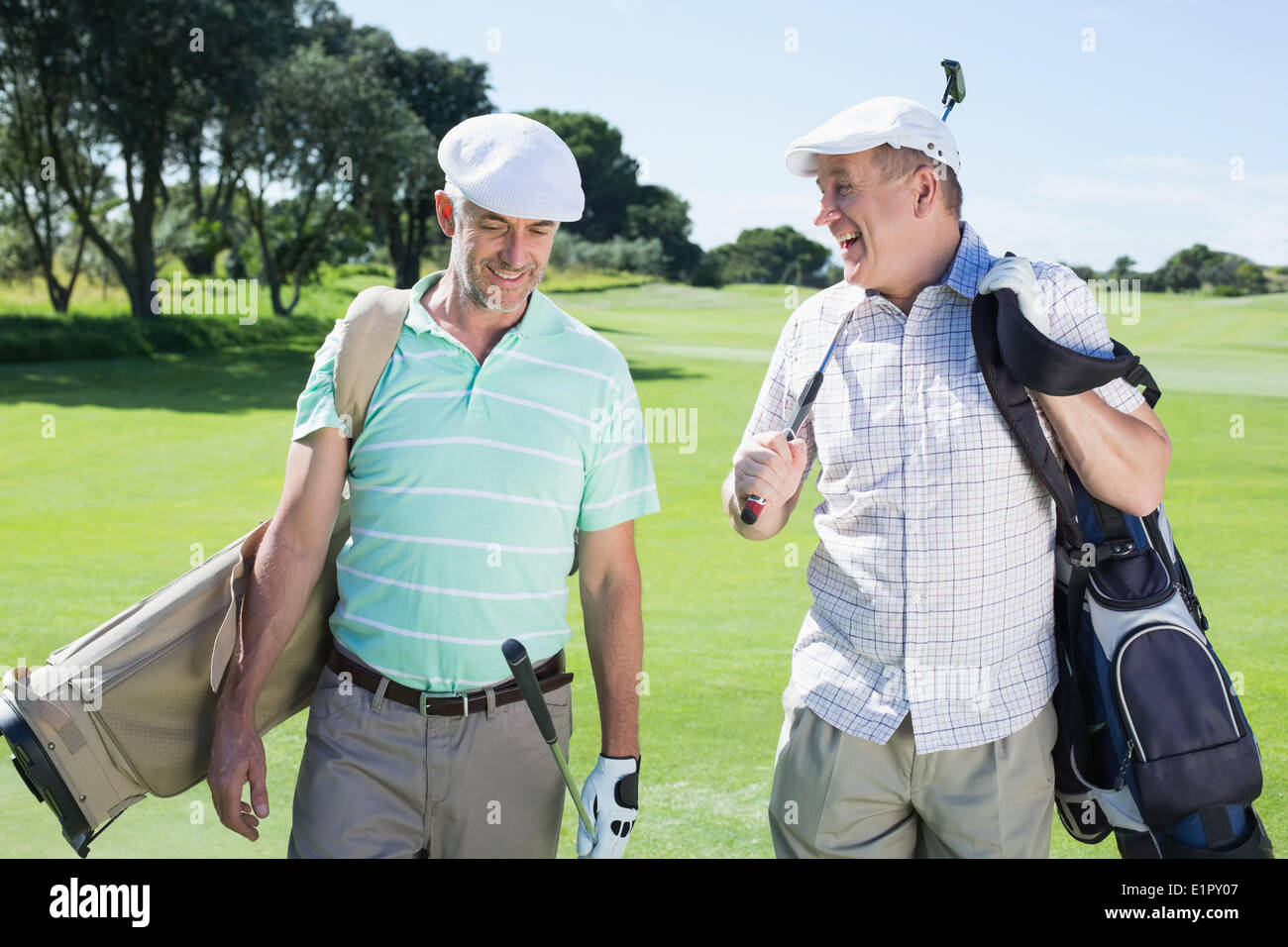 Il Golfer amici passeggiate a piedi e in chat Foto Stock