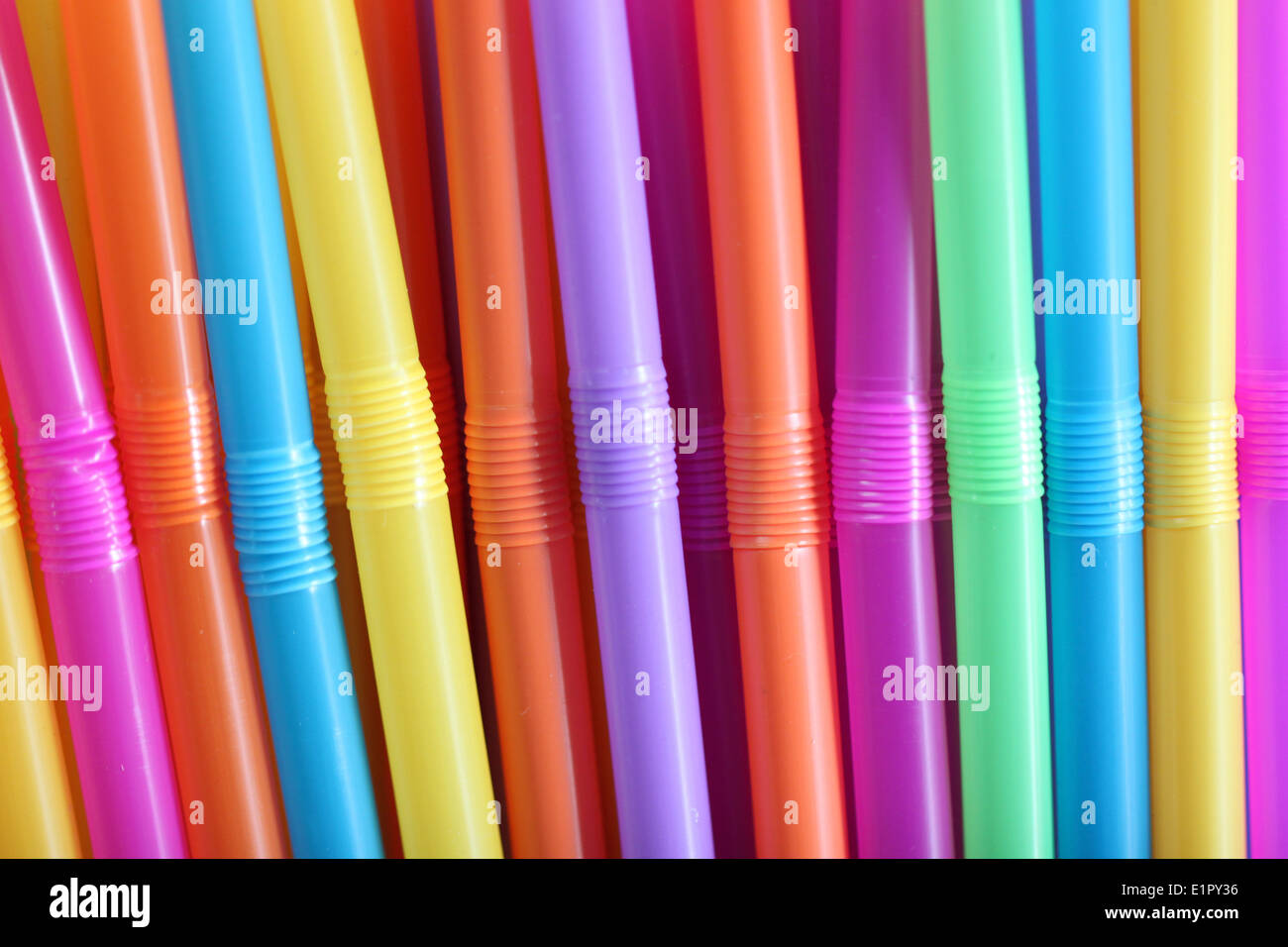 Colorate cannucce potabile per il colore dello sfondo. Foto Stock