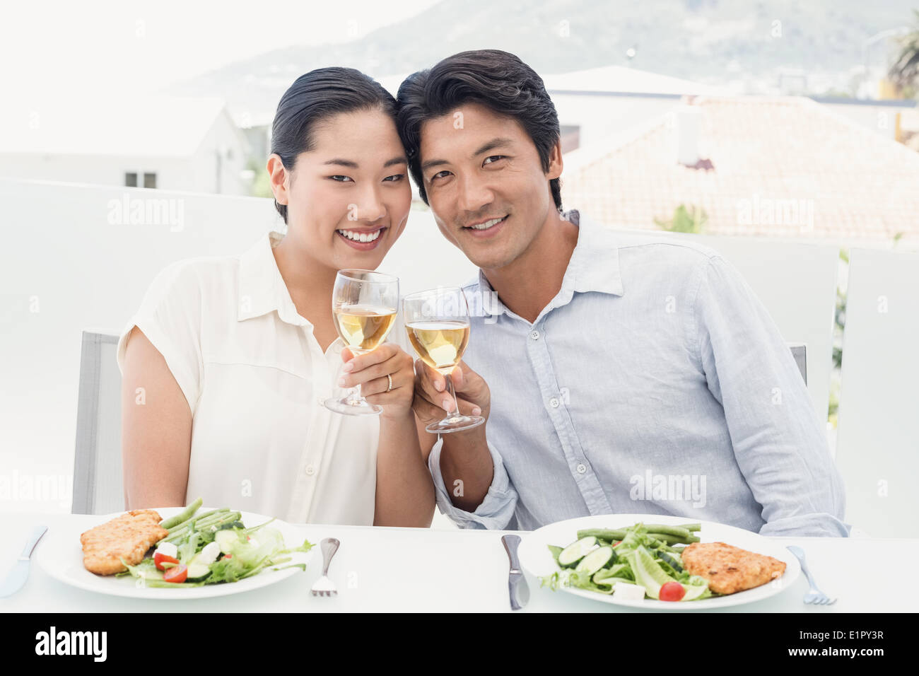 Felice coppia asiatica avente pasto insieme Foto Stock