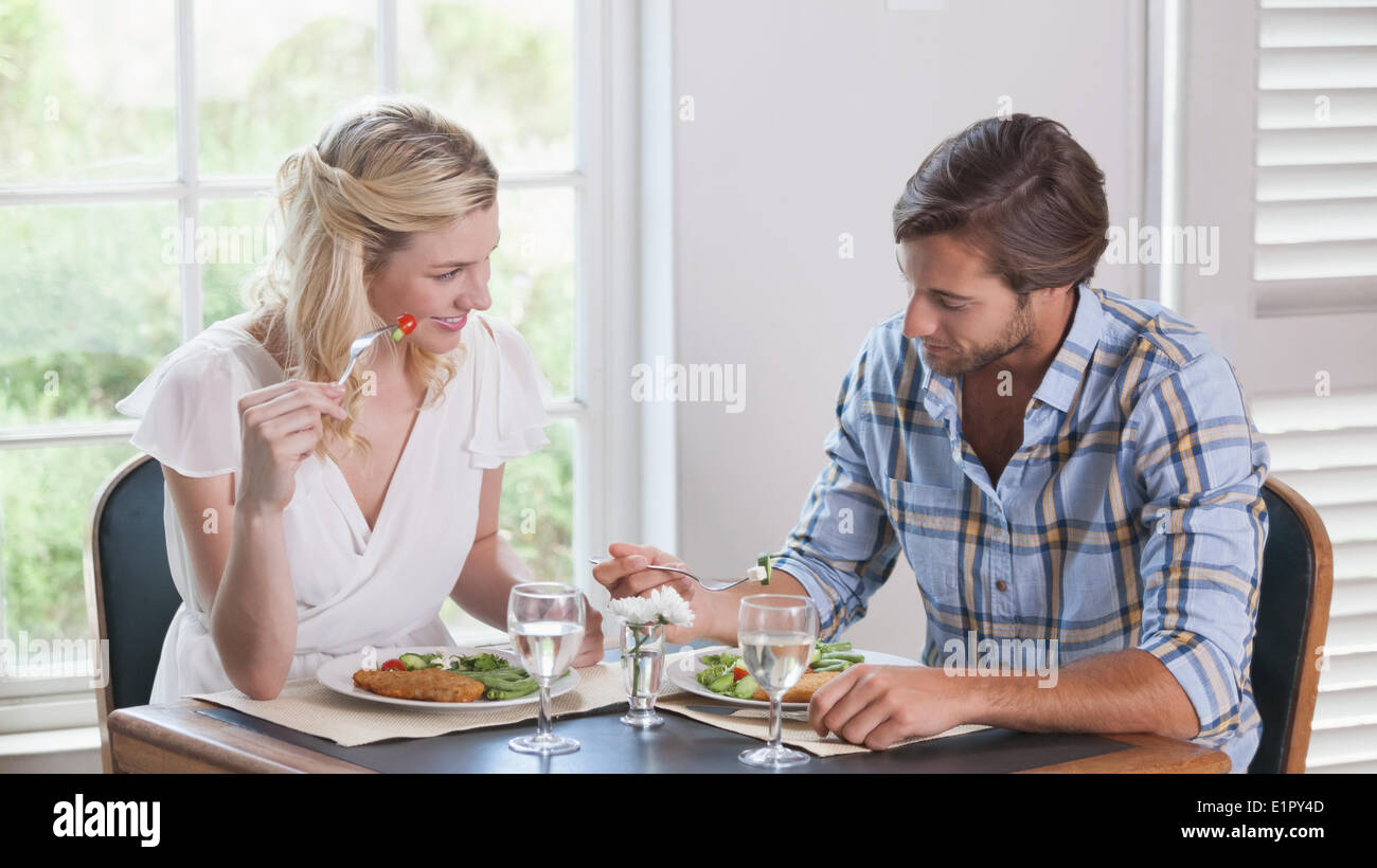 Coppia giovane gustando un pasto insieme Foto Stock