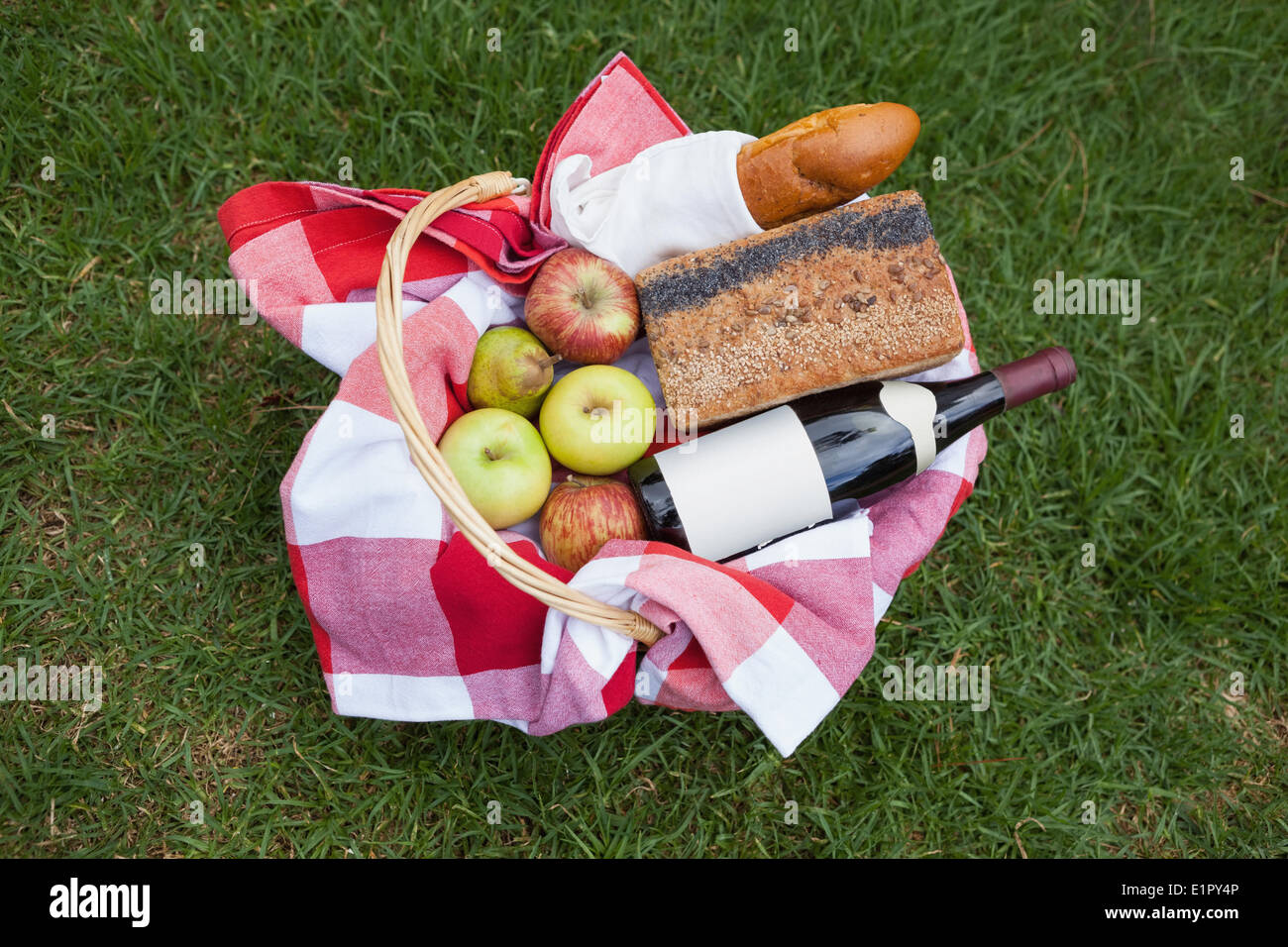 Cesto picnic di vino rosso e pane Foto Stock