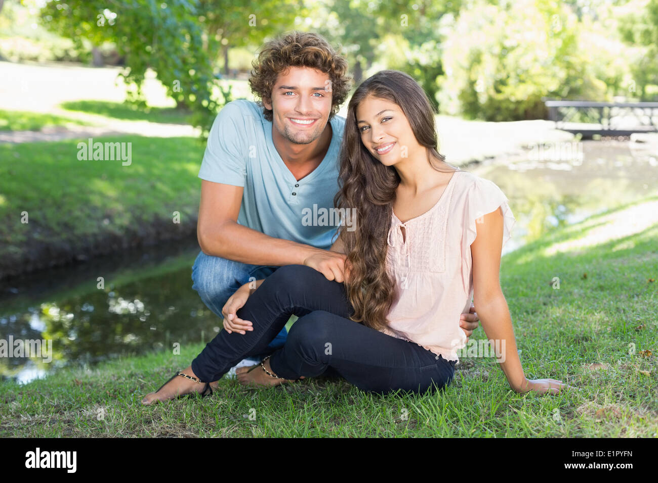 Carino coppia rilassante nel parco Foto Stock