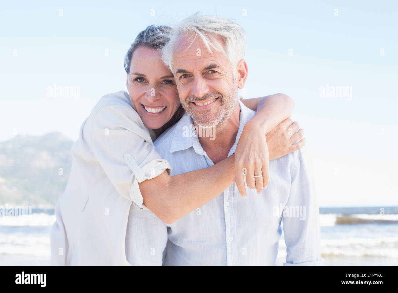 Attraente coppia sposata in posa in spiaggia Foto Stock