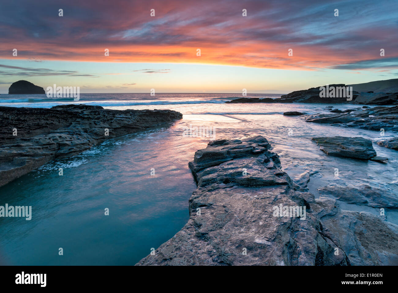 Tramonto a Trebarwith Strand spiaggia rocciosa in North Cornwall Foto Stock