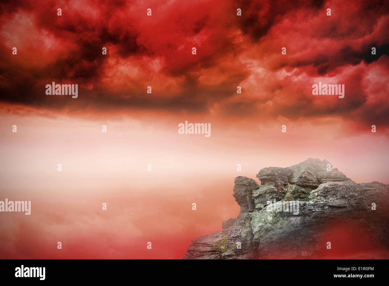 Grande roccia affacciato sul cielo rosso Foto Stock