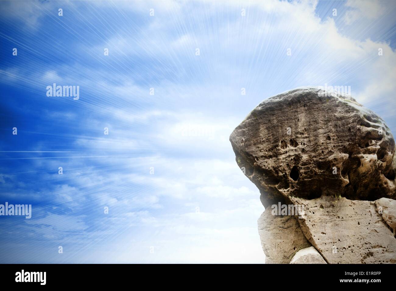 Grande roccia affacciato sul cielo luminoso Foto Stock