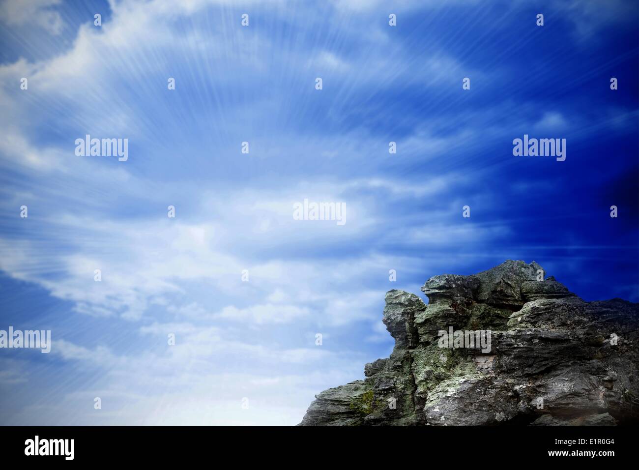 Grande roccia affacciato sul luminoso cielo blu Foto Stock