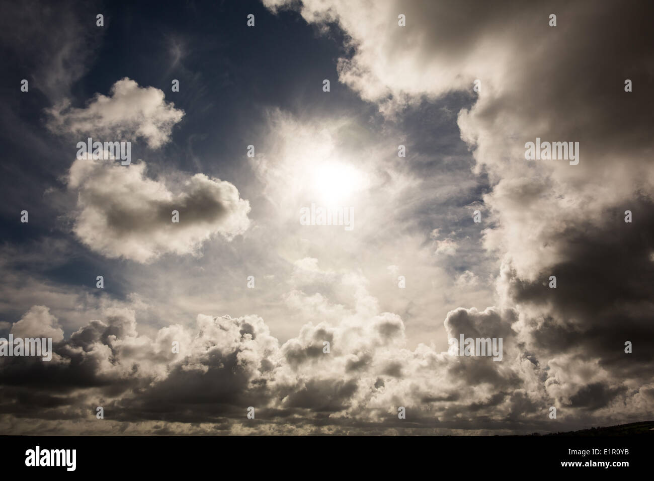 Cielo scuro con nuvole bianche Foto Stock