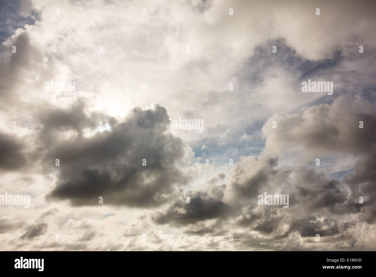Il cielo blu con nuvole bianche Foto Stock