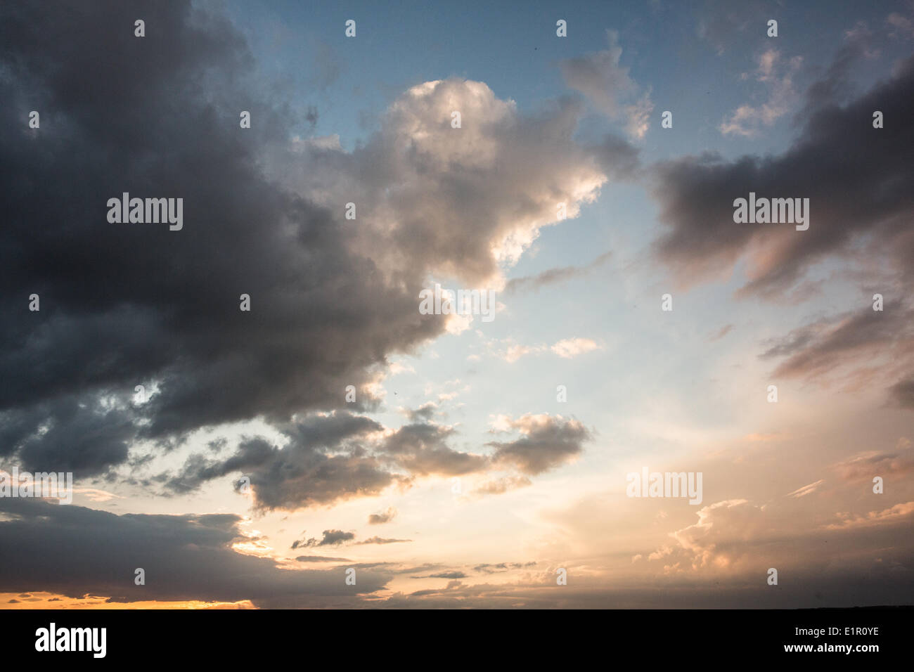 Il blu e il cielo arancione con le nuvole Foto Stock