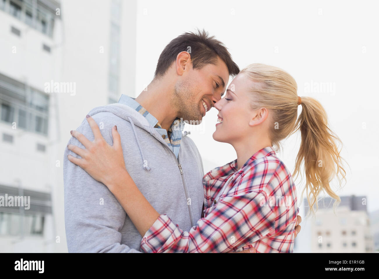 Hip coppia giovane costeggiata circa a baciare Foto Stock
