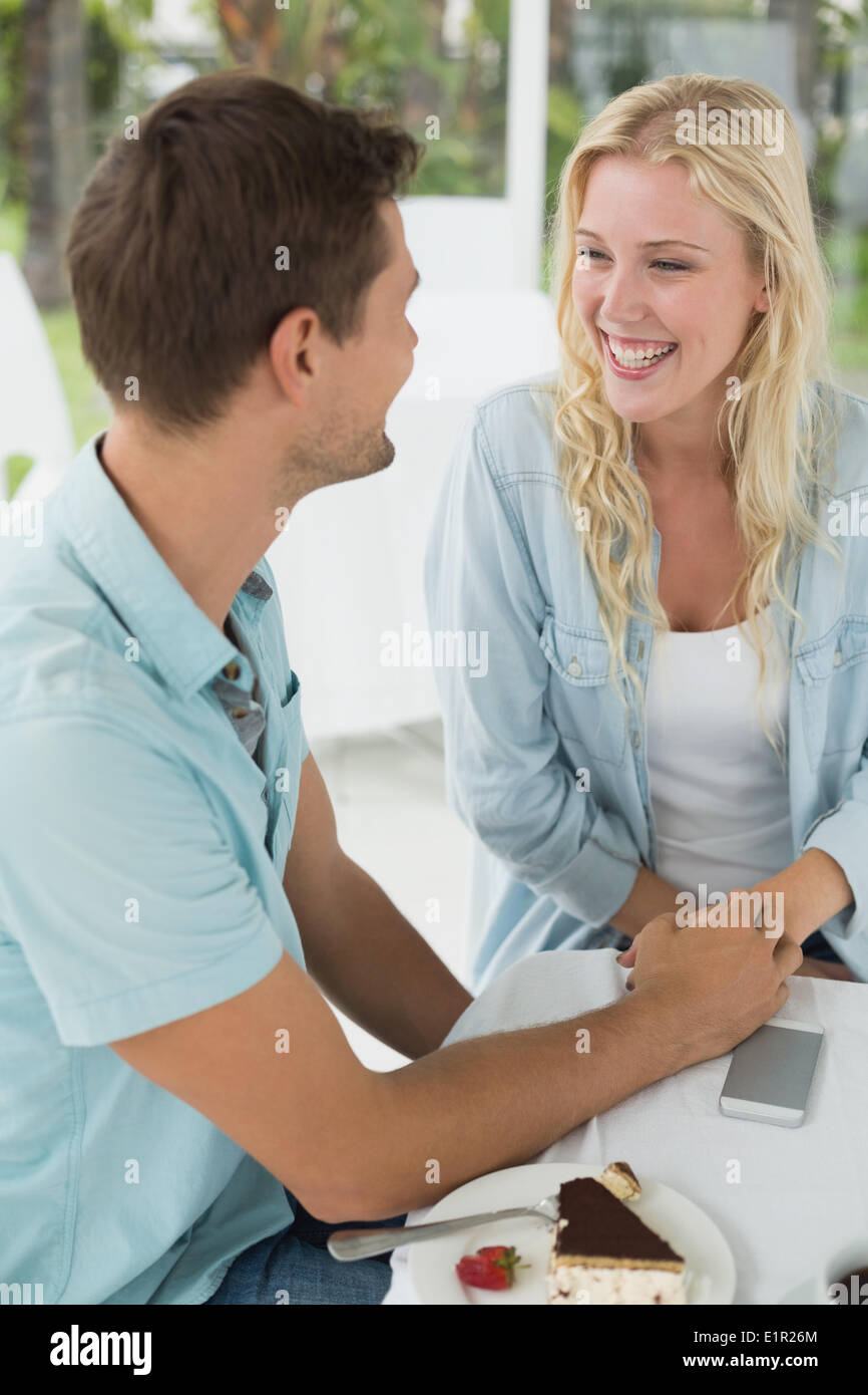 Hip giovane coppia sorridente avente deserto insieme Foto Stock