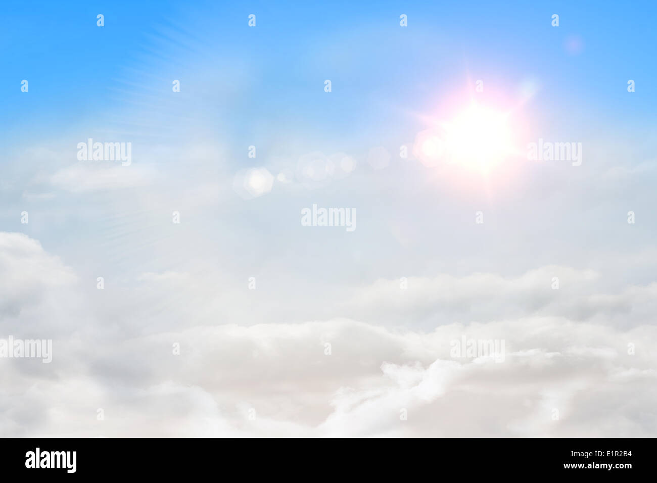 Blu cielo con sole e nuvole Foto Stock