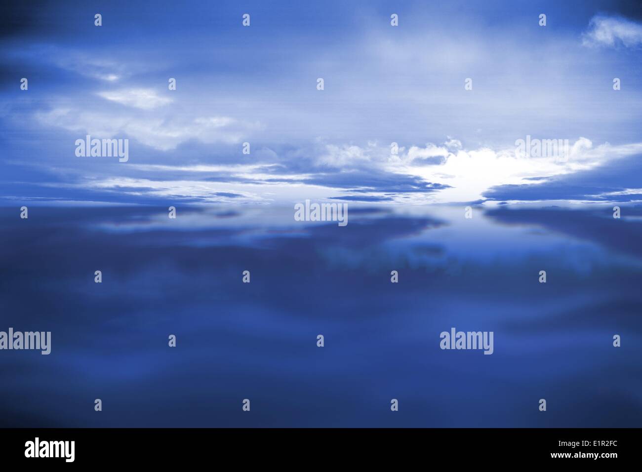 Cielo blu con nuvole blu Foto Stock