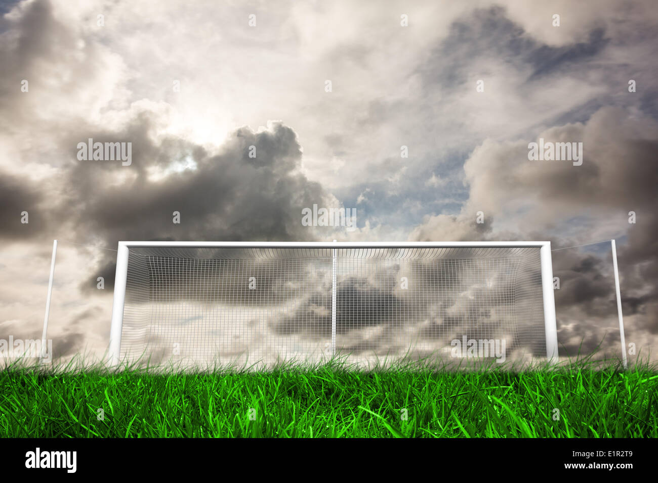 Obiettivo di calcio sotto il grigio cielo nuvoloso Foto Stock