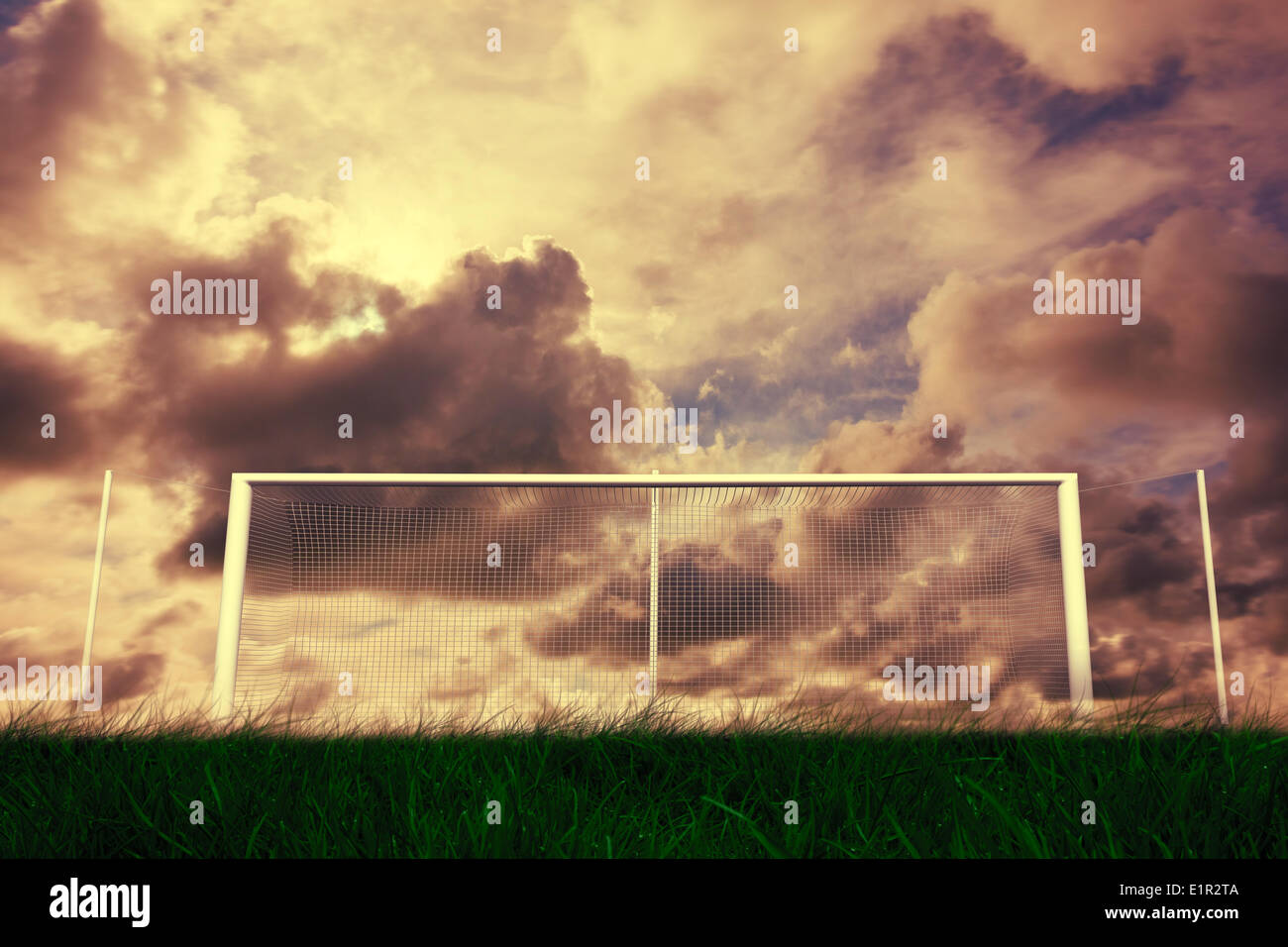 Obiettivo di calcio sotto il cielo nuvoloso Foto Stock