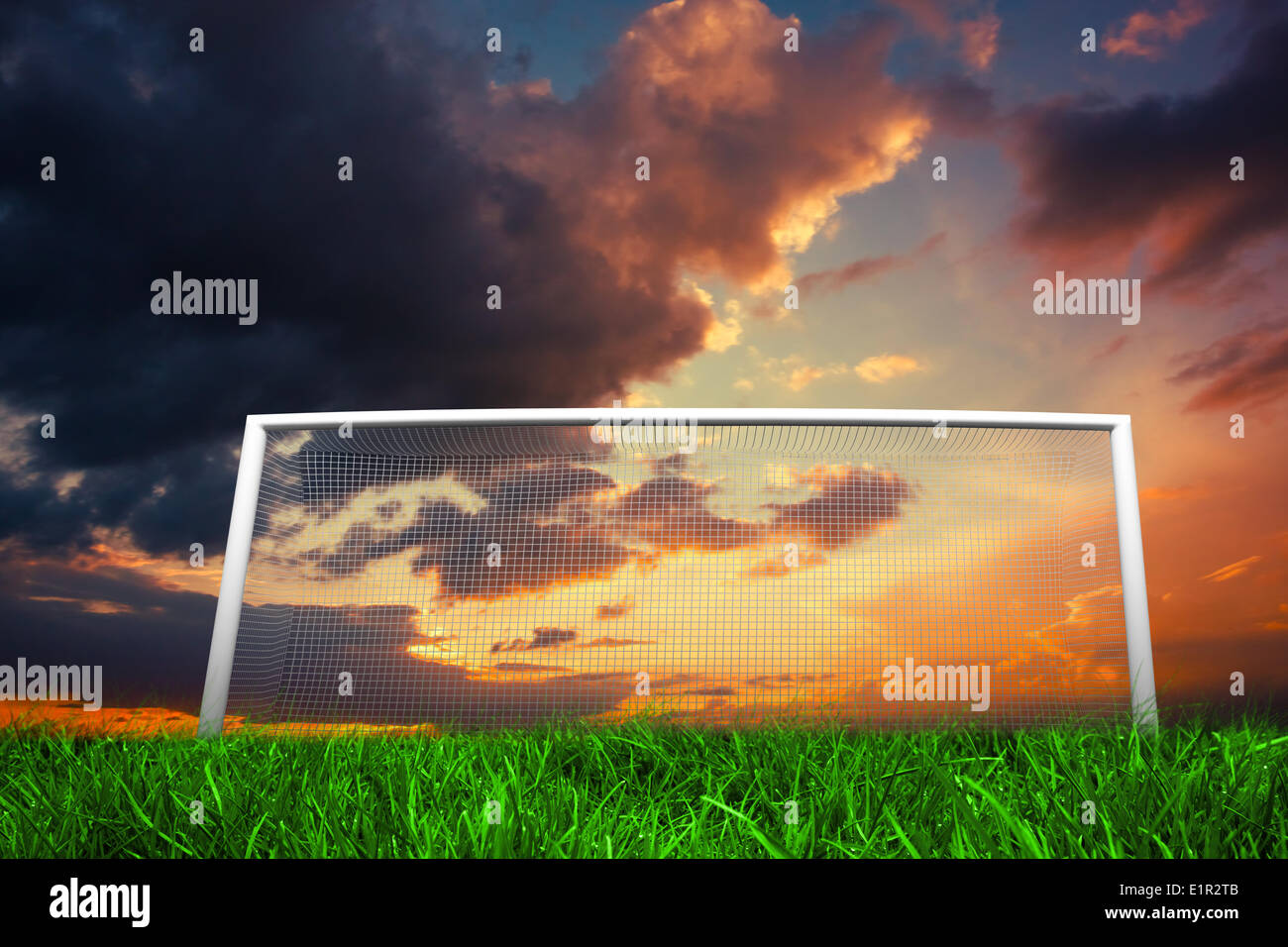 Obiettivo calcio arancione sotto il cielo nuvoloso Foto Stock