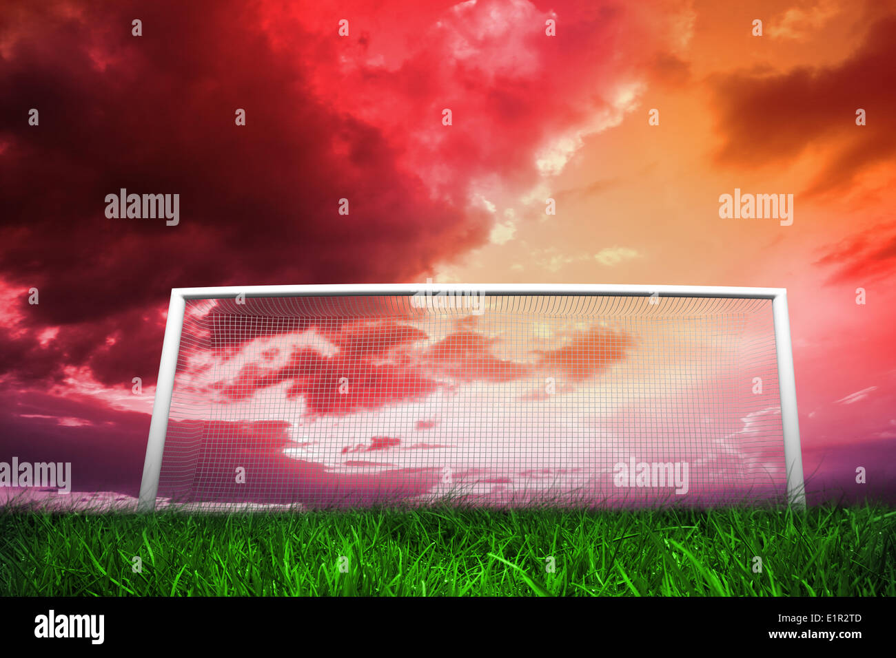 Obiettivo di calcio sotto red cielo molto nuvoloso Foto Stock