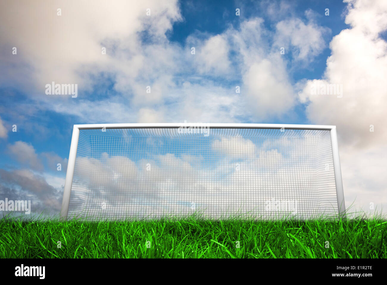 Obiettivo di calcio sotto il blu cielo molto nuvoloso Foto Stock